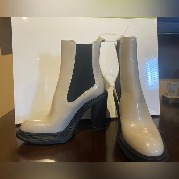 ✨SALEEEE✨ Alexander McQueen Leather Chelsea Block-Heel Booties - Picture 7 of 16